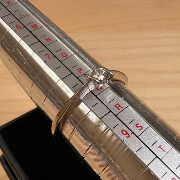 🔥Genuine .12tdw 10KT White Gold Diamond Ring size 8 - Picture 13 of 14